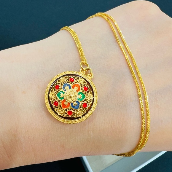 Elegant Gold and Multicolor Pendant Necklace